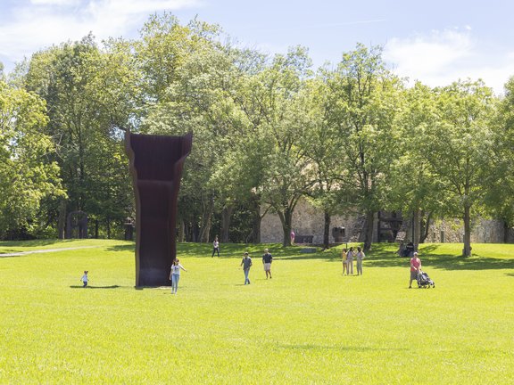 giardino chillidaleku con la scultura alla ricerca della luce di Eduardo Chillida