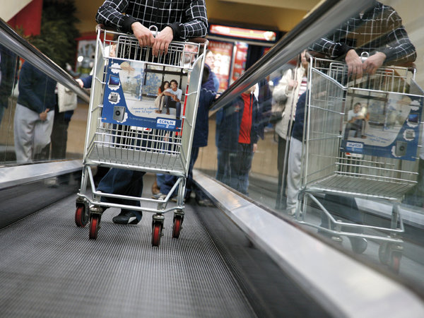 tapetes rolantes inclinados em centro comercial